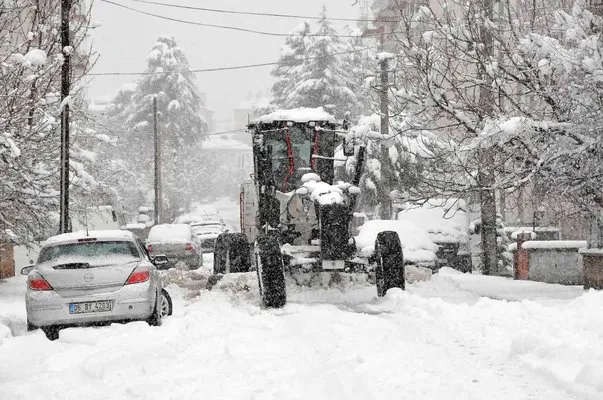 Akşehir’de ekipler kar seferberliğinde