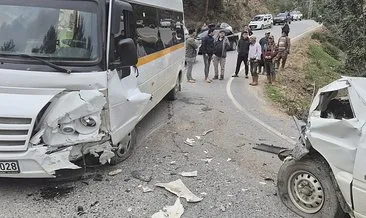Antalya’da öğrenci servisi ile kamyonet kafa kafaya çarpıştı: 24 kişi yaralandı! #antalya