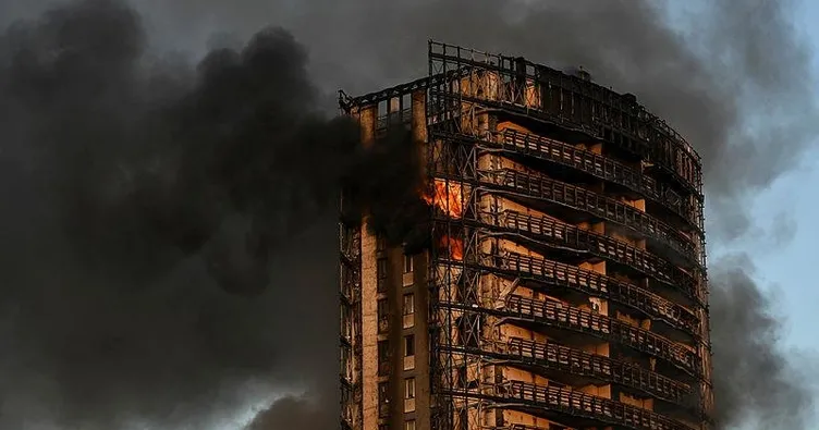İtalya’da 15 katlı binada yangın