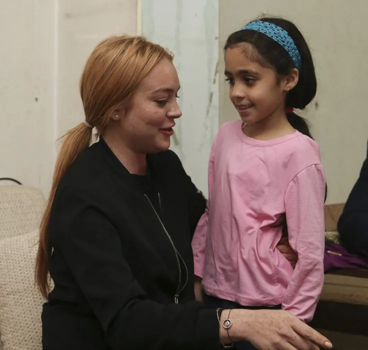 Sultanbeyli’de Suriyeli aileyi ziyaret eden Lindsay Lohan gözyaşlarına boğuldu