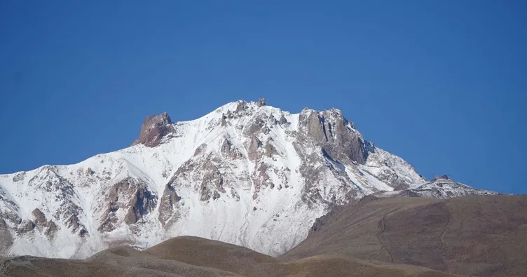 Erciyes’in zirvesi beyaza büründü