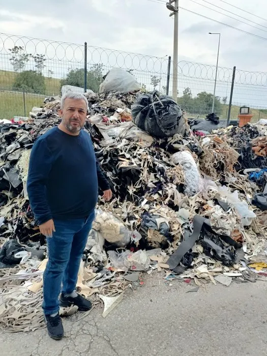 İzmir’de çöpü vatandaş para toplayıp kaldırttı! Belediyeden umudu kestiler