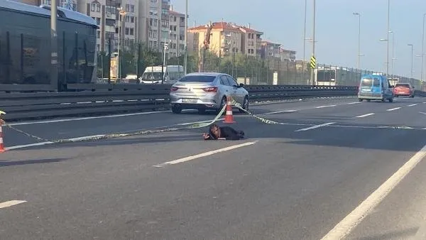 Bakırköy’de ilginç olay! Yol ortasına yatarak trafiği kesti: Ekipler böyle müdahale etti