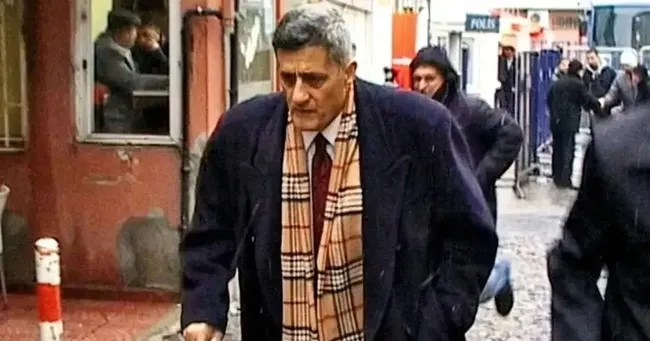 kozinoglu-sorusturmasinda-turgay-tamer-evinde-olu-bulunmustu-esinin-ifadesi-ortaya-cikti-camdan-iceri-girdim-v-1790524384741.jpeg Kozinoğlu soruşturmasında Turgay Tamer evinde ölü bulunmuştu! Eşinin ifadesi ortaya çıktı: Camdan içeri girdim ve...