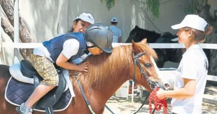 Engellilere atla terapi yapılıyor