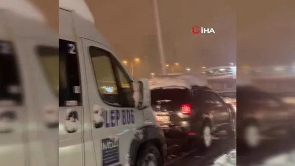 Kar İstanbul'u esir aldı: Sürücüler yolda kaldı, trafik yüzde 90! | Video