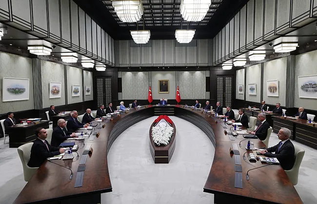 son-dakika-baskan-erdogan-ekonomi-kurmaylariyla-bir-araya-geliyor-gundem-fon-sorusturmasi-ve-alinacak-tedbirle-1790662921792.jpeg SON DAKİKA… Başkan Erdoğan ekonomi kurmaylarıyla bir araya geliyor! Gündem fon soruşturması ve alınacak tedbirler