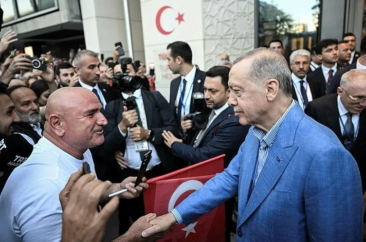 ABD’ye giden Başkan Erdoğan’a New York’ta sevgi seli! İnsanlar Türkevi’ne akın etti