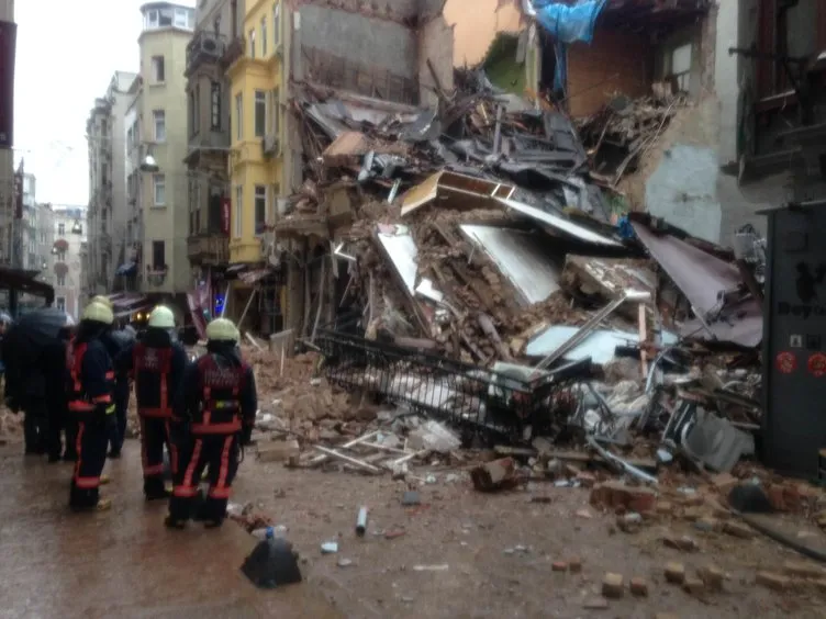 İstiklal Caddesi’nde bir bina çöktü