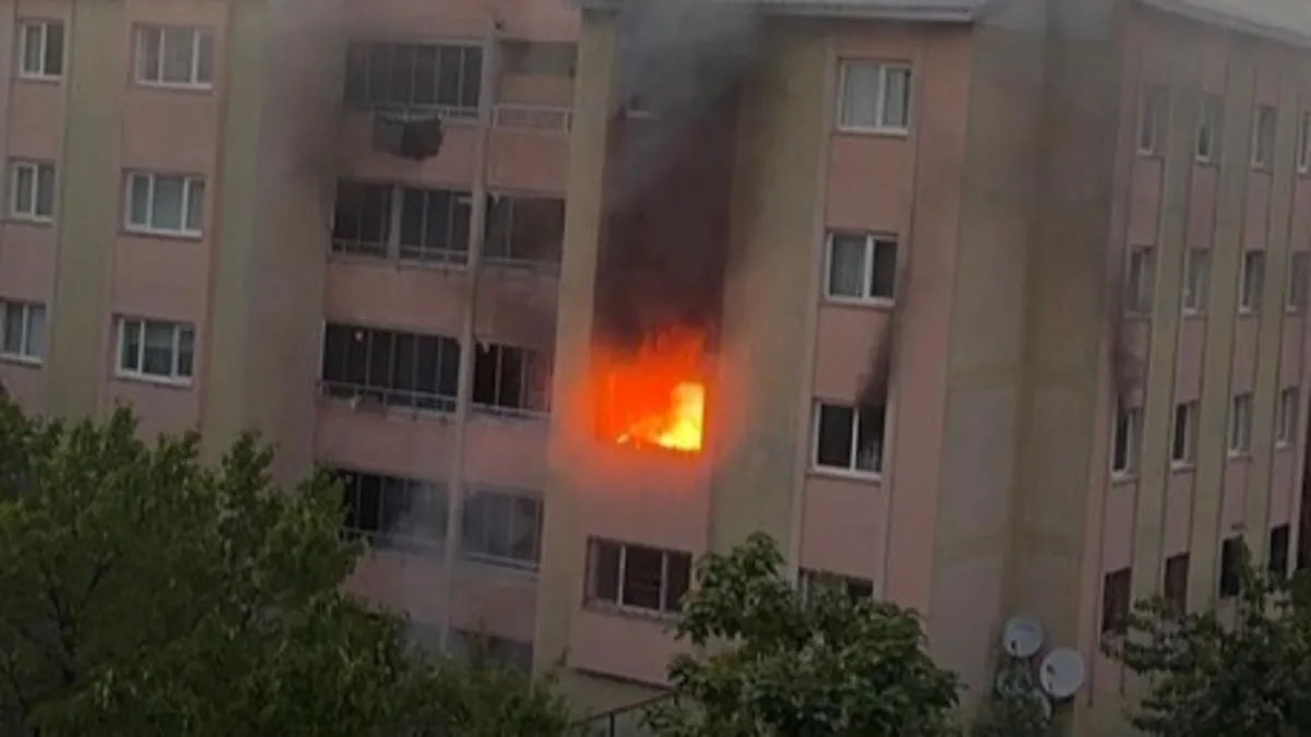Bingöl'de 16 dairelik binada yangın faciası: 9 kişi dumandan etkilendi Bingöl'de 16 dairelik binada yangın faciası: 9 kişi dumandan etkilendi