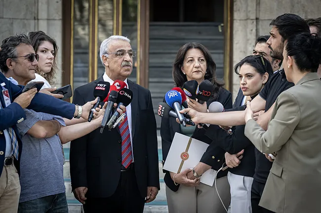 baskan-erdogan-dem-parti-heyeti-ile-gorusuyor-1786628030053.jpeg