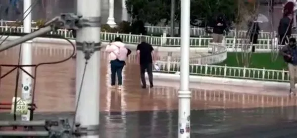 taksimde-aniden-bastiran-yagmur-vatandaslari-hazirliksiz-yakaladi-1729185380417.jpg