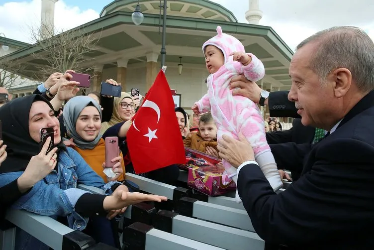 Cuma namazını Millet Camii’nde kılan vatandaşlardan Cumhurbaşkanı Erdoğan’a sevgi seli