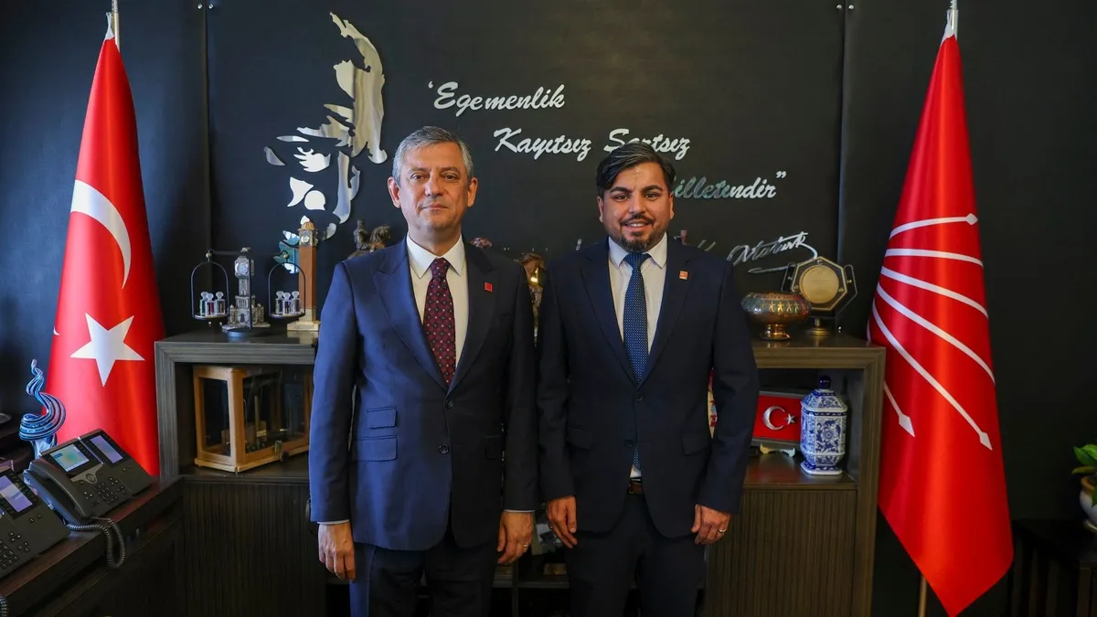 Gazetecilere tehdit trole... Arif Kocabıyık’a Özgür Özel’den rozet