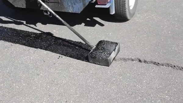 Yoldaki çatlağı böyle kapattılar