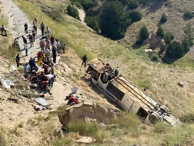 KARS OTOBÜS KAZASI SON DAKİKA: Bilanço ağırlaştı! Yolcu otobüsü şarampole yuvarlandı: 7 ölü 21 yaralı...