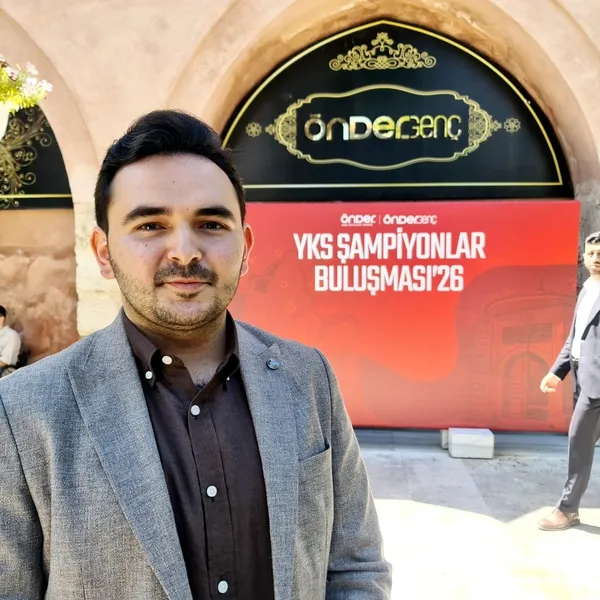yks-2026-sampiyonu-imam-hatipliler-onderde-bulustu-turkiyenin-cesitli-illerinden-gelip-basarilarini-paylastila-1785440774244.jpg