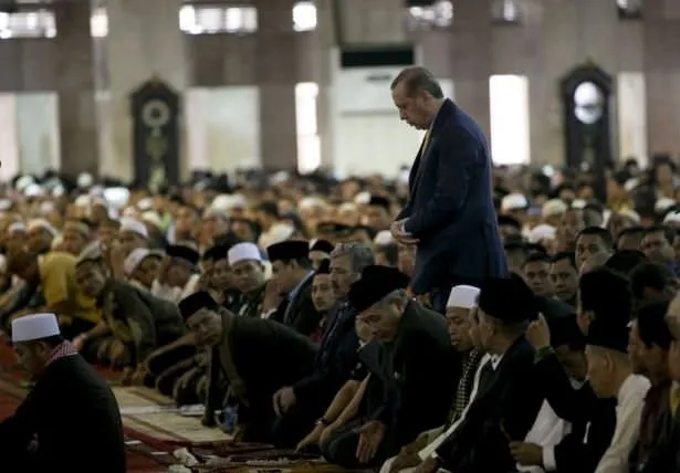Erdoğan Endonezya’da Cuma namazı kıldı