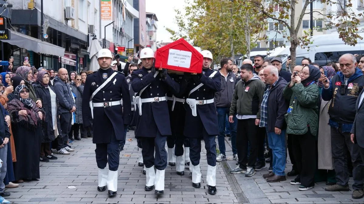 Osmaniye’de kalp krizi sonucu şehit olan polis İstanbul’da son yolculuğuna uğurlandı Osmaniye’de kalp krizi sonucu şehit olan polis İstanbul’da son yolculuğuna uğurlandı