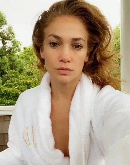 Jennifer Lopez ’Günaydın’ pozu ile sosyal medyayı salladı! Jennifer Lopez’in makyajsız hali övgü topladı!