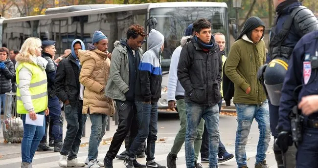 Fransa sığınmacılara dönmeleri için para verecek