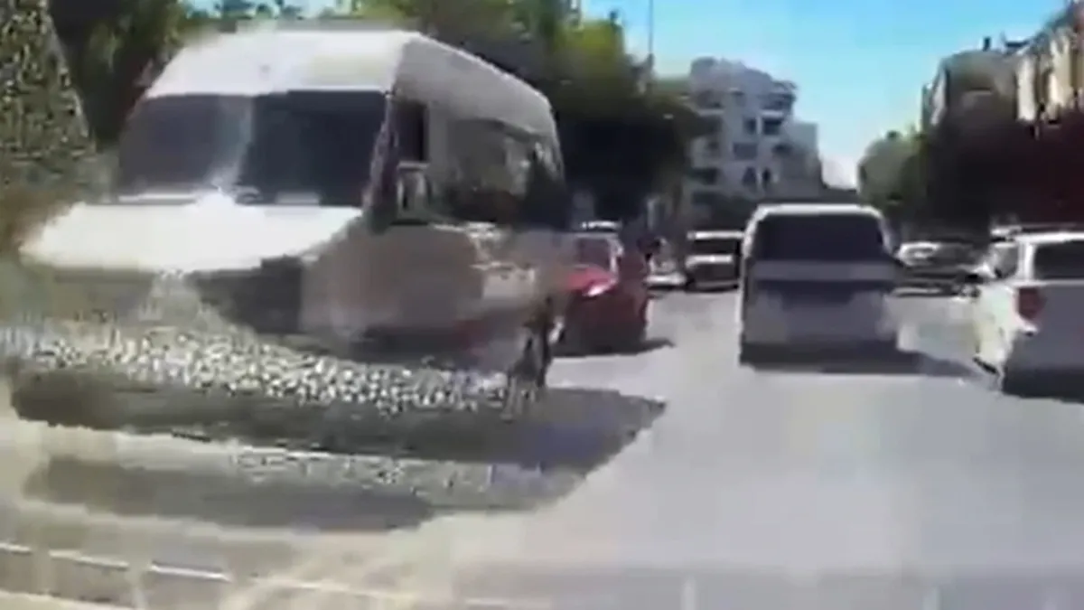 İki şeridin arasına daldı, iki araca çarptı: Feci kaza kamerada İki şeridin arasına daldı, iki araca çarptı: Feci kaza kamerada
