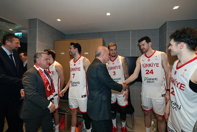 baskan-erdogan-a-milli-basketbol-takimini-yalniz-birakmadi-karsilasmayi-tribunden-takip-etti-1764277644317.jpeg