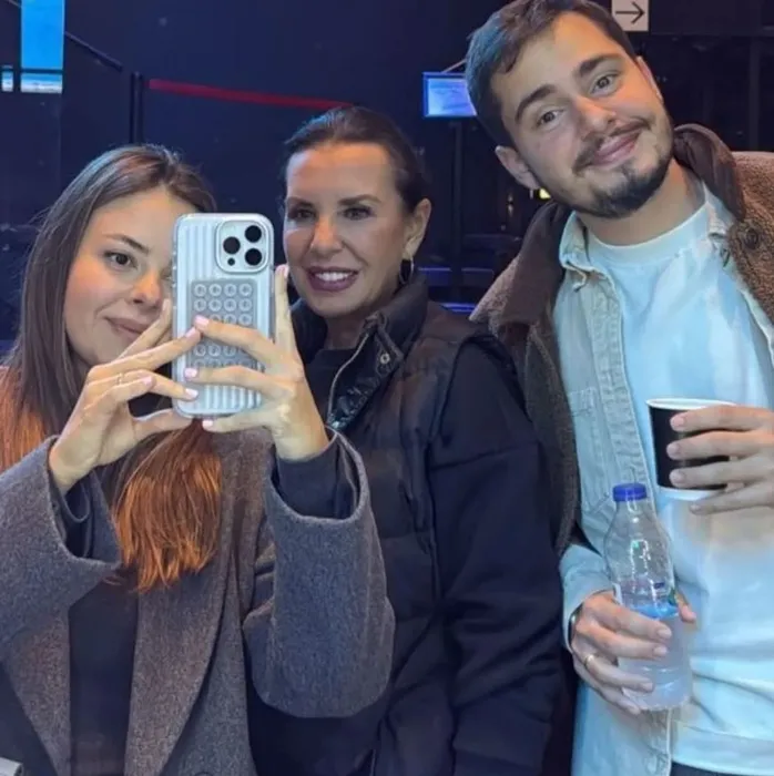 Perihan Savaş’ın fenomen gelini ve biricik oğlu ile keyfine diyecek yok! Aile pozuna beğeni yağdı...