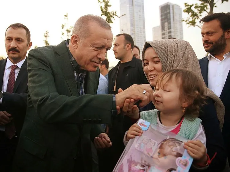 Başkan Erdoğan vatandaşlarla Zeytinburnu sahilde iftar yaptı