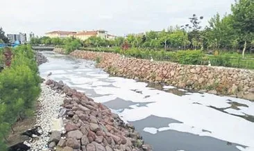 Safran Deresi köpükle kaplandı