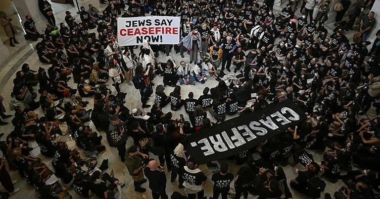 Yahudilerden, ABD Kongre binasında İsrail’e destek gösterisi! Ateşkes yazılı pankart açtılar