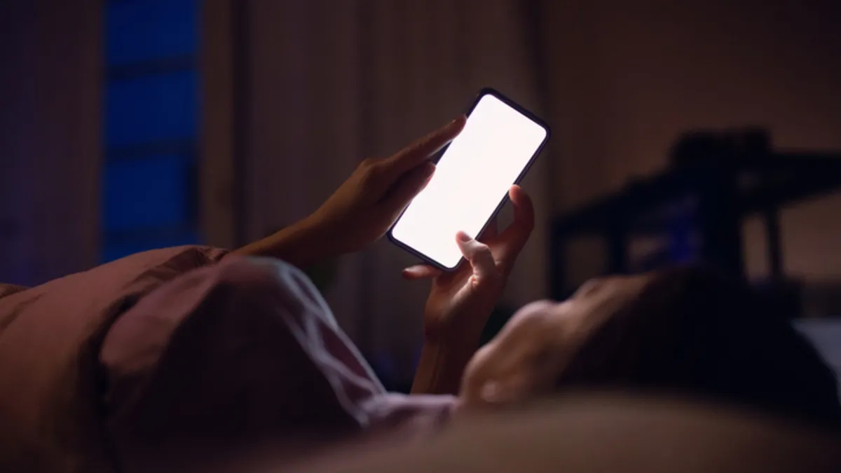 Yatmadan önce telefona bakanlar dikkat: Beyniniz size büyük bir oyun oynuyor! Yatmadan önce telefona bakanlar dikkat: Beyniniz size büyük bir oyun oynuyor!