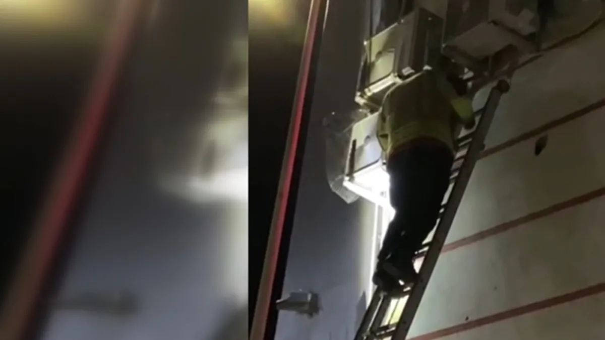 Klima motoruna sıkışan yavru kedi kurtarıldı Klima motoruna sıkışan yavru kedi kurtarıldı