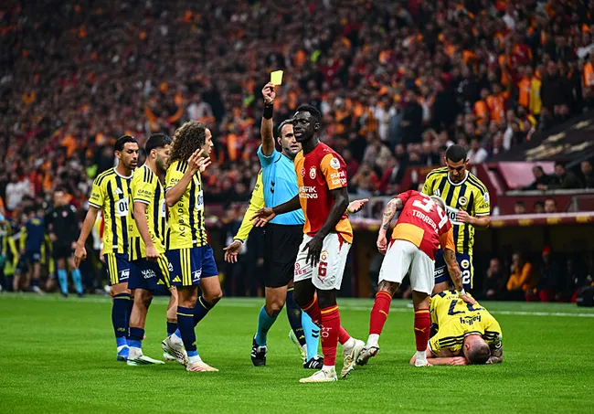 galatasaray-fenerbahce-derbisinde-yine-kartlar-havada-ucustu-1793098400338.jpg