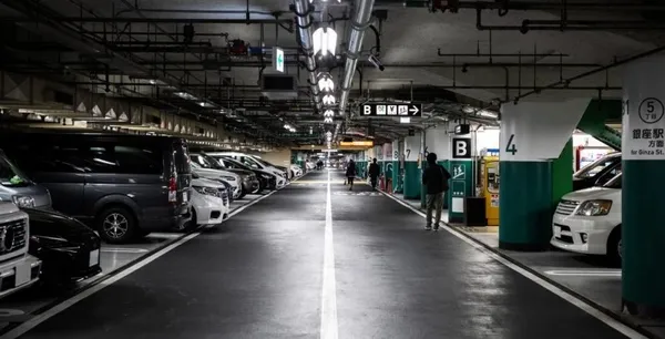 AVM otoparkında drift yapan sürücüler