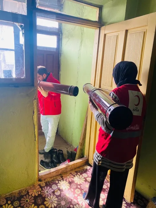 Kızılay Ağrı Şubesi, zorlu kış şartlarına rağmen yardımlarını sürdürüyor