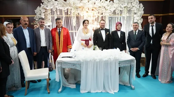 bakan-goktas-yetistirme-yurdunda-buyuyen-sidarin-nikah-sahidi-oldu-1713622246059.jpg
