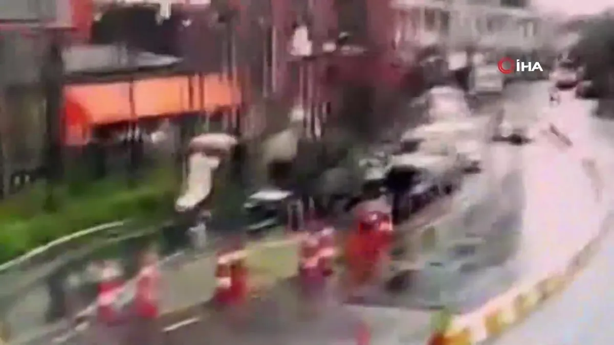 Beyoğlu’nda bir kadın devrilen tabelanın altında kaldı: O anlar kamerada | Video videosunu izle Beyoğlu’nda bir kadın devrilen tabelanın altında kaldı: O anlar kamerada | Video videosunu izle