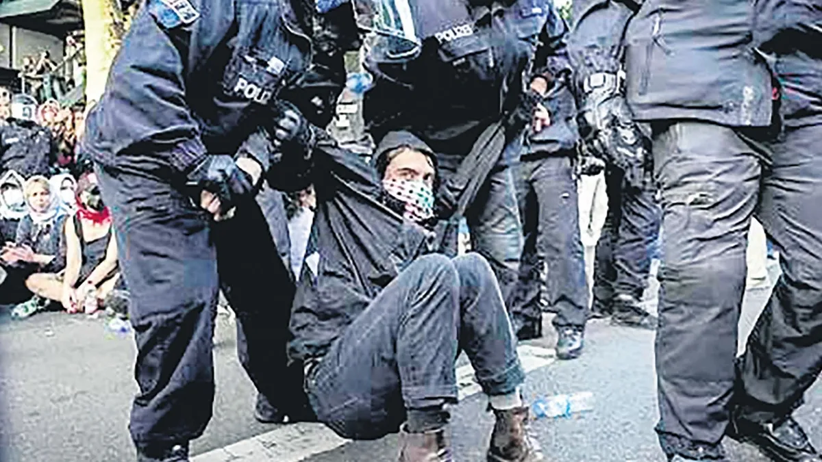Almanya’da sosyal ağlarda liderleri eleştirenlere gözaltı haber görseli