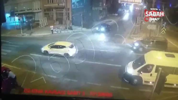 Son dakika haberi: Bursa'da kadın sürücüye uçan tekmeli saldırı! Kaputun üzerinde polise teslim anı kamerada | Video