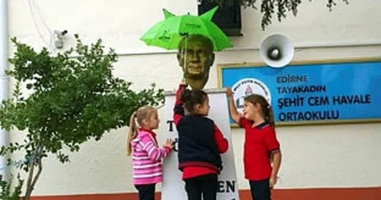 Minik öğrenciler, Atatürk ıslanmasın diye büstüne şemsiye tuttu