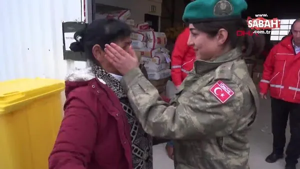 Depremzede kadın yardım dağıtan Türk subayına sarılıp ağladı