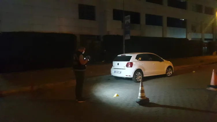 Son dakika: İzmir'de hastane önünde bekleyenlere kurşun yağmuru! Saniye saniye kaydedildi: 3'ü ağır 5 yaralı var...