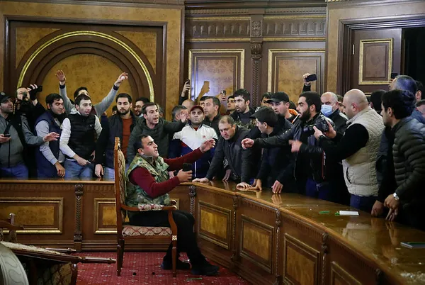 Son dakika haberi: Ermenistan'da hükümet kontrolü kaybetti! Protestolarda Meclis Başkanını bu hale getirdiler...