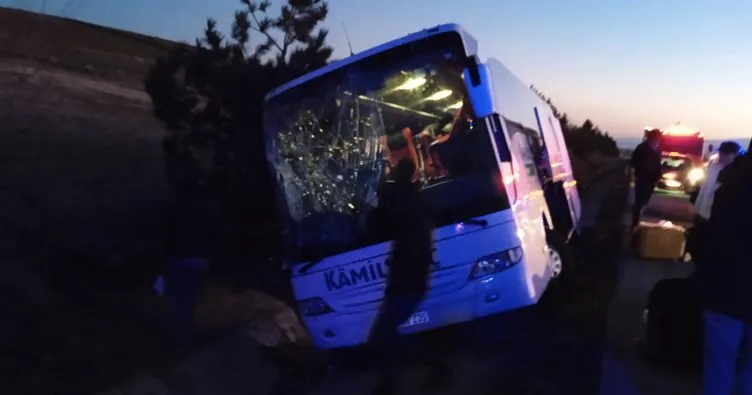 Facia kıl payı önlendi: Afyonkarahisar’da otobüs refüje saplandı, 6 yolcu yaralandı!
