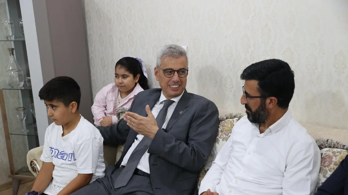 Bakan Memişoğlu, İstanbul'da Gazi Servet Can'ı ve ailesini ziyaret etti