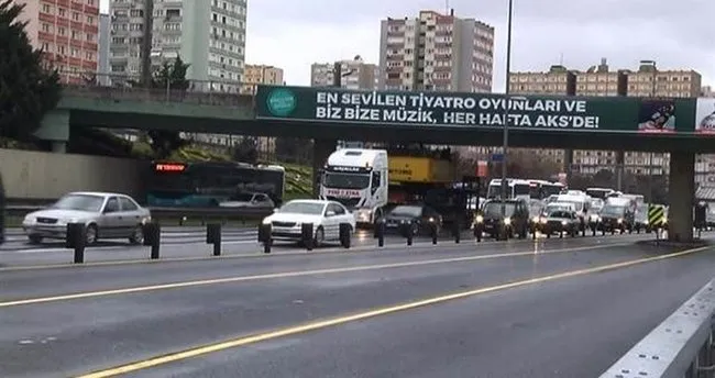 İstanbul’da TIR kazası! Trafik felç...