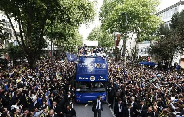 Fenerbahçe şampiyonluğu kutluyor