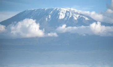 Tanzanya’da helikopter dağa çakıldı: 5 ölü