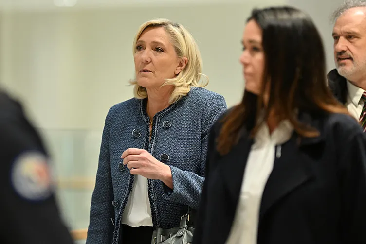 Fransa’da yolsuzluk krizi büyüyor! Fransızlar kararını verdi: Marine Le Pen men edilsin!